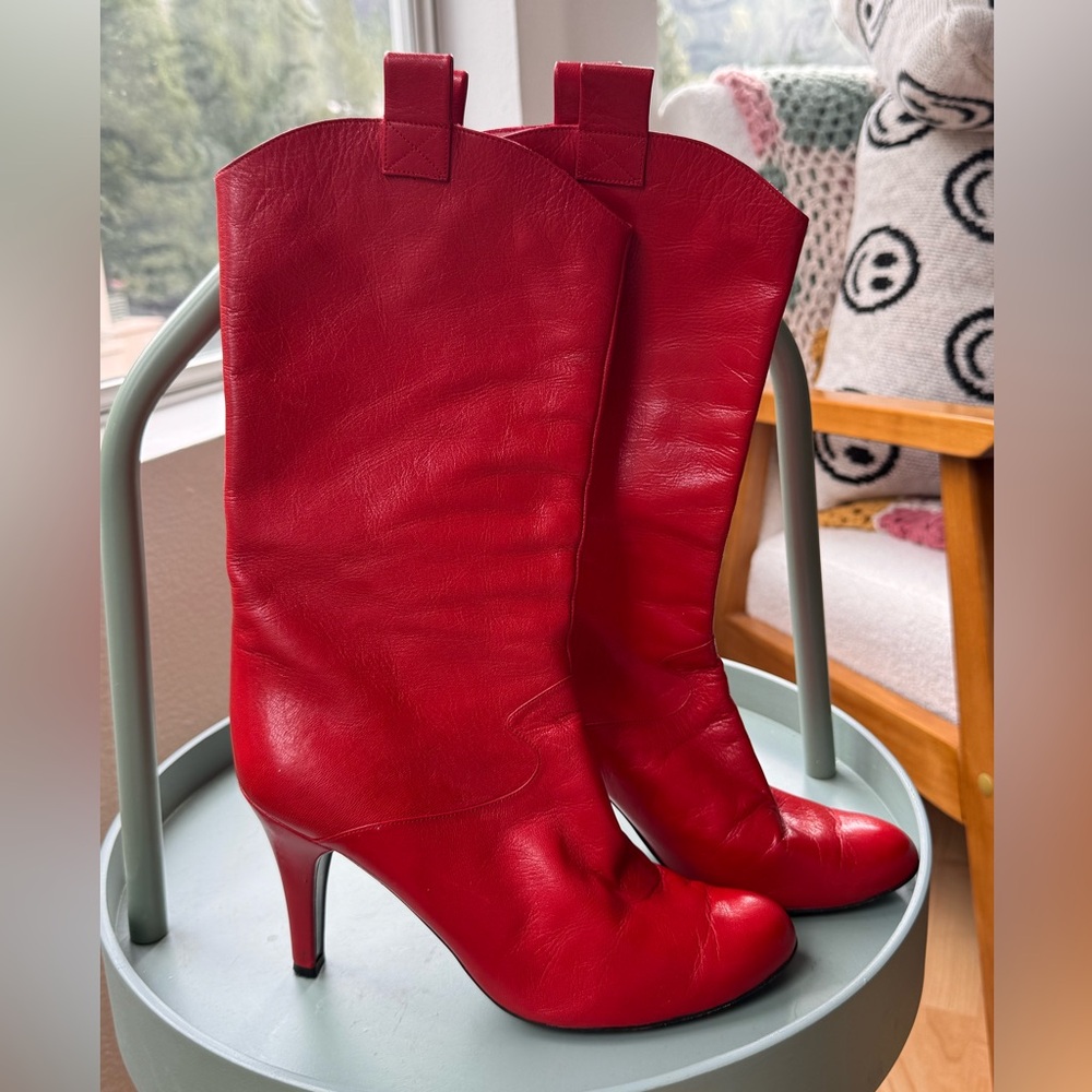STUNNING RED VINTAGE MARC JACOBS 
SIZE 38 1/2